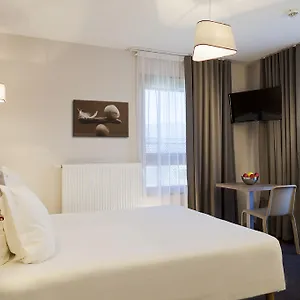Hotel Neho Porte De Geneve - Gare, Annemasse